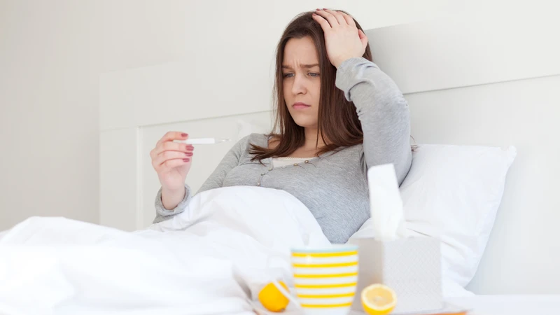 Sốt nhẹ là một trong những triệu chứng phổ biến sau tiêm vắc xin
