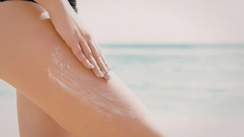Dùng kem dưỡng giúp cải thiện độ ẩm và tăng độ đàn hồi cho da, từ đó hỗ trợ làm mờ các vết rạn theo thời gian
