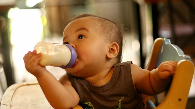 9-dau-hieu-co-the-cai-sua-cho-be-me-can-biet 3.png