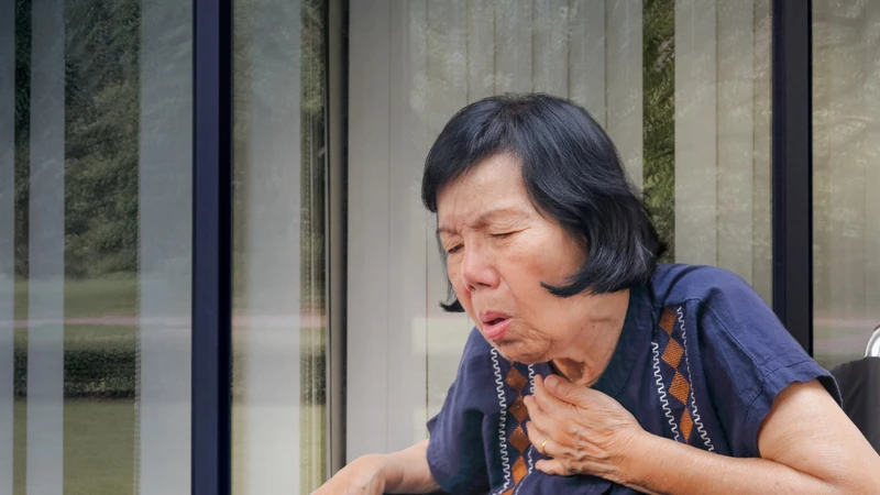 Không nên tự xử lý xương cá tại nhà vì có thể làm xương đâm sâu hơn, gây trầy xước hoặc thủng niêm mạc