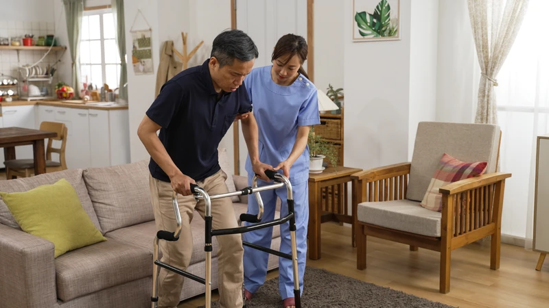 Tập vật lý trị liệu giúp người bệnh nhồi máu não phục hồi vận động, lấy lại khả năng đi lại và tự sinh hoạt hằng ngày