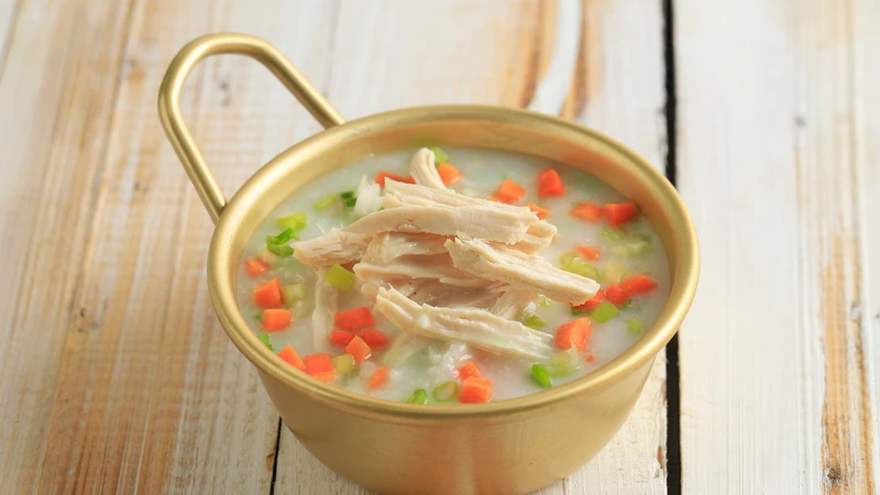 Bệnh nhân nên ưu tiên các món ăn dễ tiêu và giàu dinh dưỡng như cháo gà kết hợp rau củ để hỗ trợ quá trình hồi phục