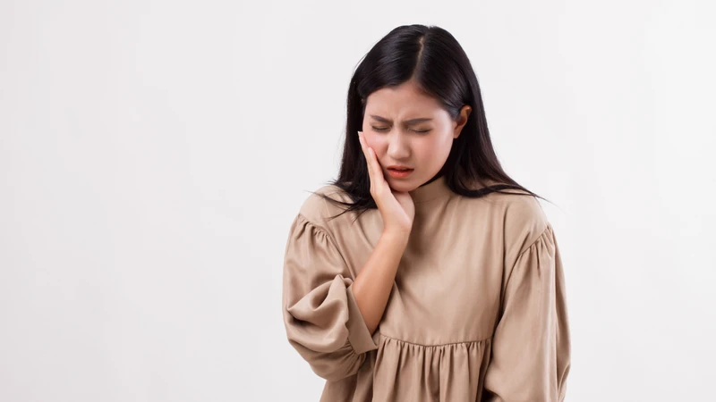 Tình trạng chảy máu lâu ngày làm nướu trở nên nhạy cảm, gây đau rát khi ăn uống
