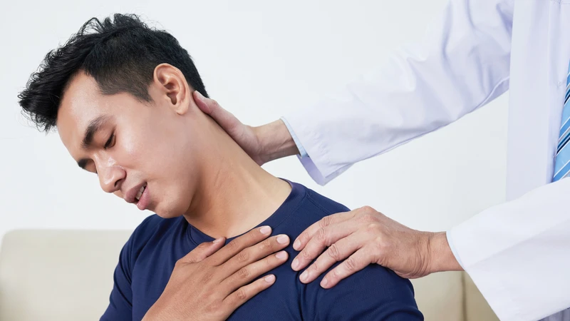 Dấu hiệu gãy kín 1/3 giữa xương đòn thường dễ nhận biết sau chấn thương vai hoặc ngực