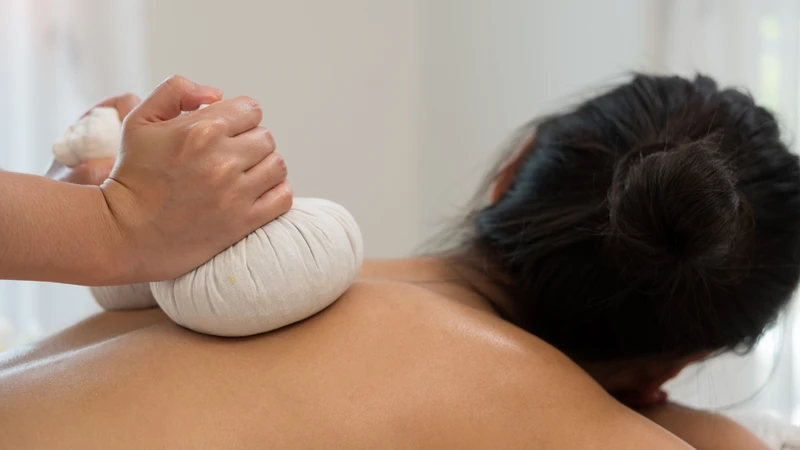 Chườm ấm để giảm cứng khớp giúp phục hồi chức năng sau điều trị