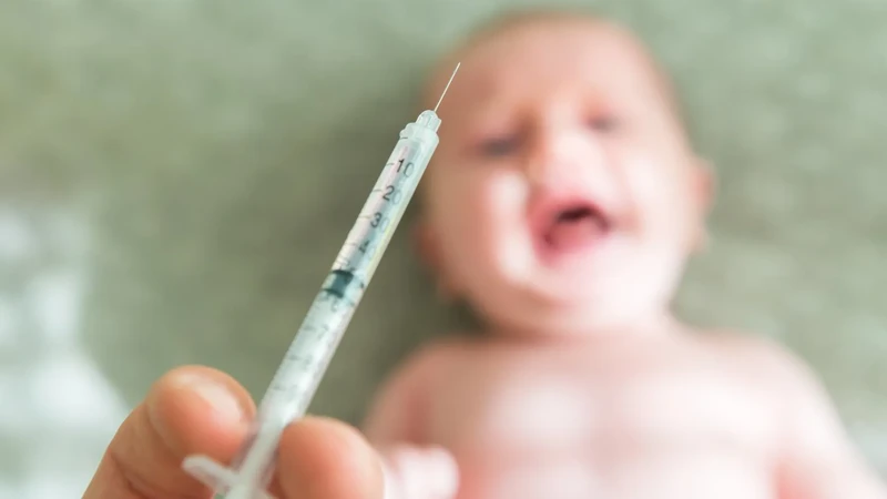 Ngay sau khi sinh, trẻ thường được tiêm vitamin K để phòng ngừa tình trạng xuất huyết sơ sinh