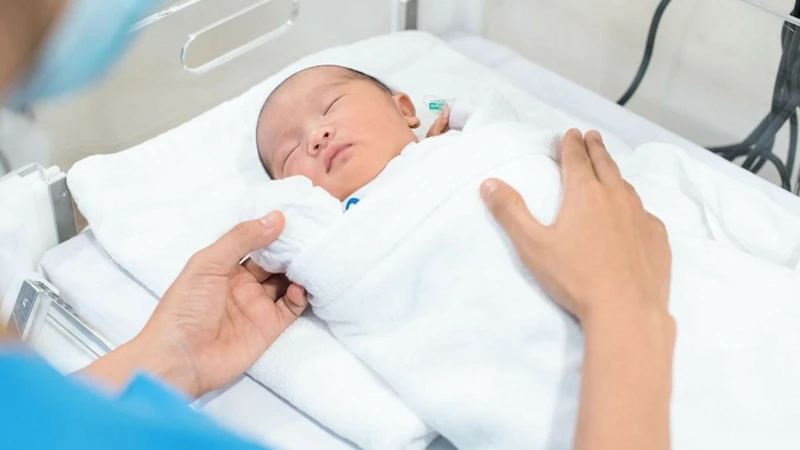 Trẻ sinh non hoặc nhẹ cân thường thiếu sắt và vitamin D, cần được bác sĩ tư vấn bổ sung phù hợp