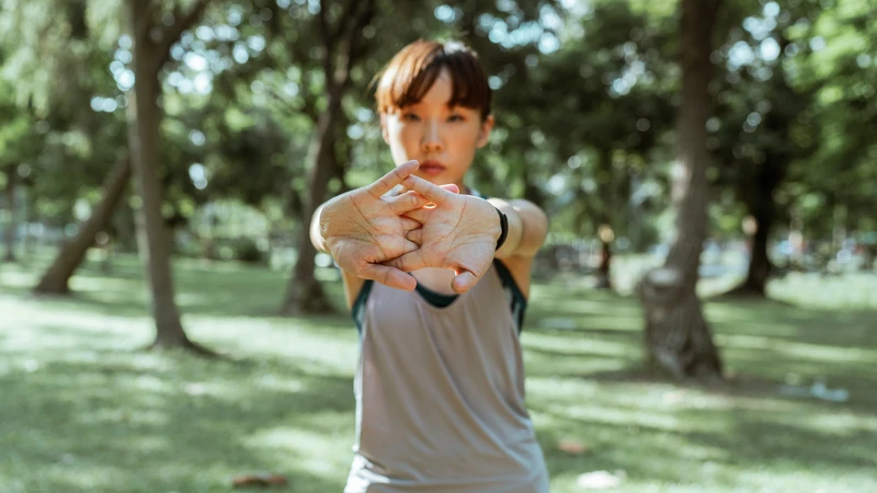 Khởi động kỹ trước khi chơi thể thao giúp làm nóng cơ bắp, tăng độ linh hoạt và giảm nguy cơ đau cơ ngực