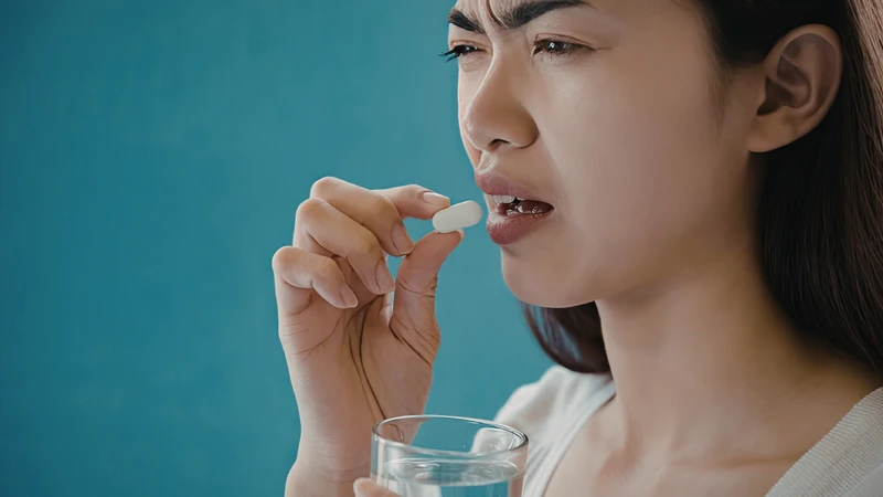 Thuốc điều trị mụn có thể gây tác dụng phụ khô môi, đặc biệt là thuốc dạng uống như isotretinoin