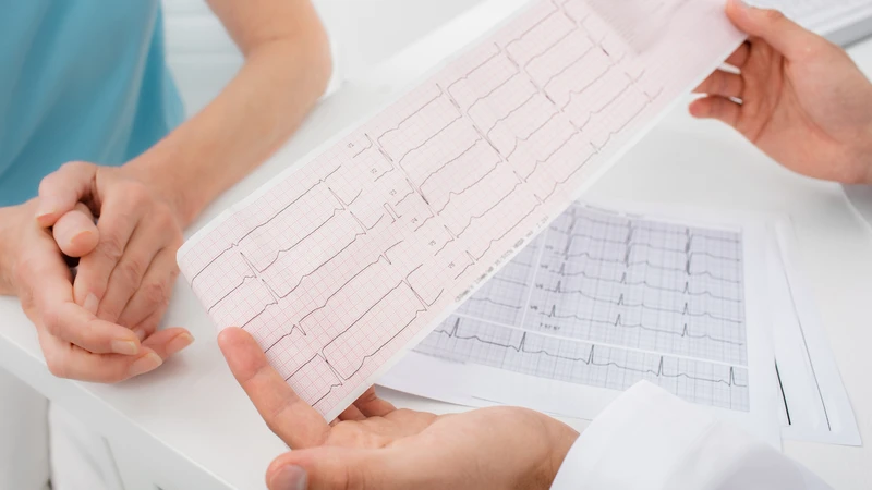 Nguy cơ thiếu máu cơ tim thường được đánh giá thông qua triệu chứng lâm sàng và kết quả điện tâm đồ