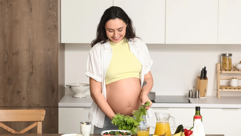 Mẹ bầu ăn đầy đủ chất giúp cung cấp năng lượng cho cơ thể, hỗ trợ thai nhi phát triển khỏe mạnh