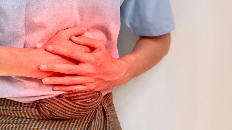 Nếu người bệnh đau bụng dữ dội hay bí trung đại tiện kèm bụng chướng, cần nhanh chóng đưa đến cơ sở y tế để kiểm tra