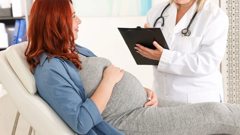 Mẹ bầu cần thăm khám bác sĩ ngay nếu xuất hiện các dấu hiệu bất thường như rỉ ối, ra máu âm đạo