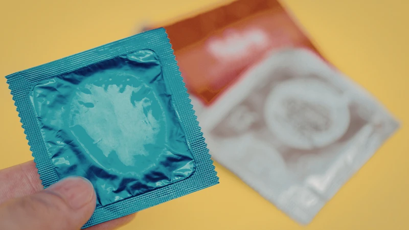 Sử dụng bao cao su là một trong những biện pháp quan trọng giúp giảm nguy cơ lây nhiễm HPV khi quan hệ tình dục