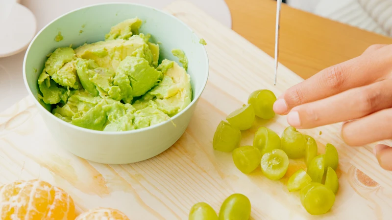 Cha mẹ nên kết hợp thêm trái cây vào khẩu phần ăn hằng ngày của bé để bổ sung vitamin và khoáng chất cần thiết