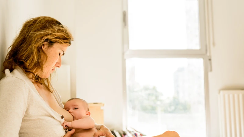 Nên chia nhỏ cữ bú trong một ngày để hệ tiêu hóa của bé hoạt động dễ dàng hơn