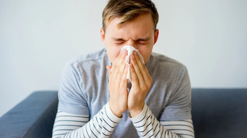 Thiếu ngủ kéo dài làm suy giảm chức năng của hệ miễn dịch, khiến cơ thể giảm khả năng chống lại vi khuẩn, virus và các tác nhân gây bệnh