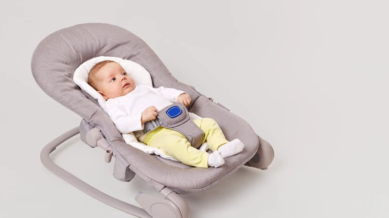 Nên đặt ghế nhún trên bề mặt bằng phẳng, chắc chắn để đảm bảo an toàn và tránh lật cho bé