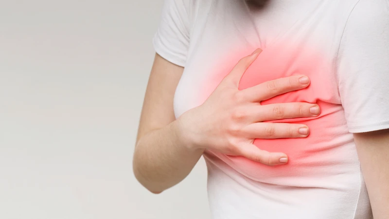 Nếu xuất hiện tình trạng đau vú bất thường kéo dài, đau tăng dần hoặc kèm nổi cục bạn nên đến cơ sở y tế để được thăm khám