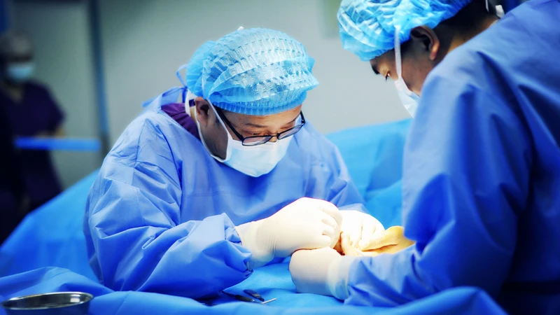 Phẫu thuật giúp nắn chỉnh các mảnh xương về vị trí giải phẫu và cố định chắc chắn bằng nẹp, vít hoặc đinh