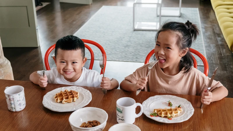 Chế độ ăn uống đầy đủ dinh dưỡng giúp trẻ phát triển khỏe mạnh