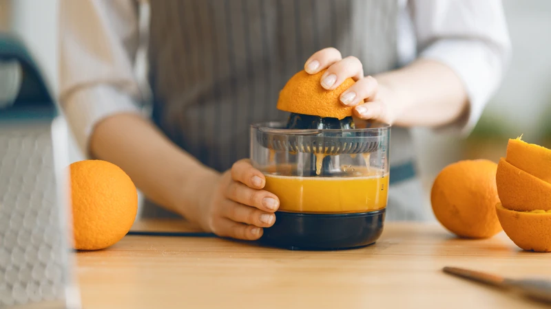 Ưu tiên uống nước cam nguyên chất để bổ sung vitamin C tự nhiên và hạn chế lượng đường nạp vào cơ thể