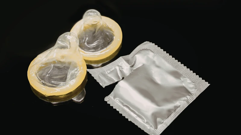Sử dụng bao cao su giúp giảm nguy cơ mang thai ngoài ý muốn và phòng ngừa bệnh lây truyền qua đường tình dục