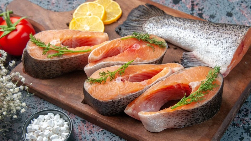 Cá hồi cung cấp tryptophan – nguyên liệu để cơ thể tổng hợp 5-HTP