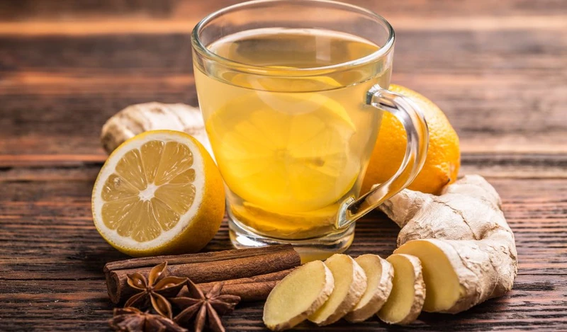 Trà gừng ấm có thể cải thiện một số triệu chứng như buồn nôn và khó chịu ở dạ dày