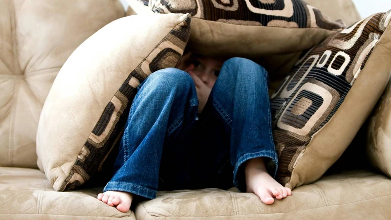 Một trong các biến chứng sốt cao co giật ở trẻ em là là nguy cơ tổn thương não