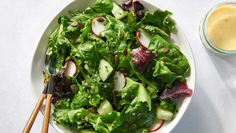 Salad rau xanh trộn dầu ô liu bổ sung dưỡng chất có lợi cho tim mạch