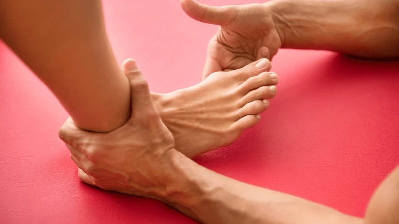 Người bệnh khó uốn cong hay gập ngón chân khi viêm sưng nặng
