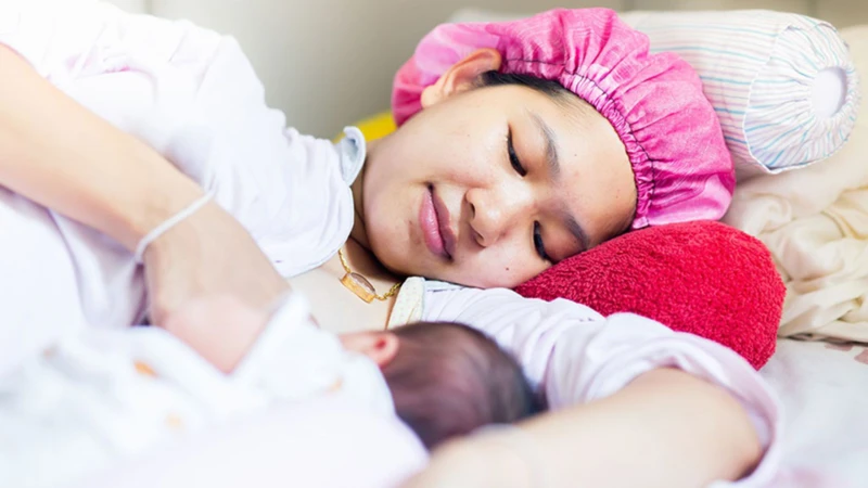 7 tư thế cho con bú đúng cách giúp bé bú hiệu quả, mẹ không đau mỏi 4