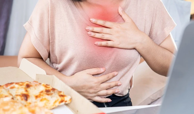 GERD có thể gây cảm giác nóng rát và đau tức sau xương ức, khiến nhiều người nhầm lẫn khi tìm hiểu đau phổi do đâu