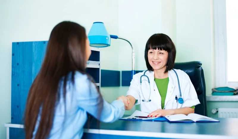 Bác sĩ đánh giá sức khỏe để quyết định liệu bị viêm gan B có tiêm HPV được không và ra chỉ định tiêm phù hợp