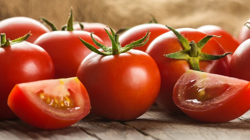 Cà chua là nguồn cung cấp lycopene phong phú, một chất chống oxy hóa có khả năng bảo vệ tế bào khỏi tổn thương DNA