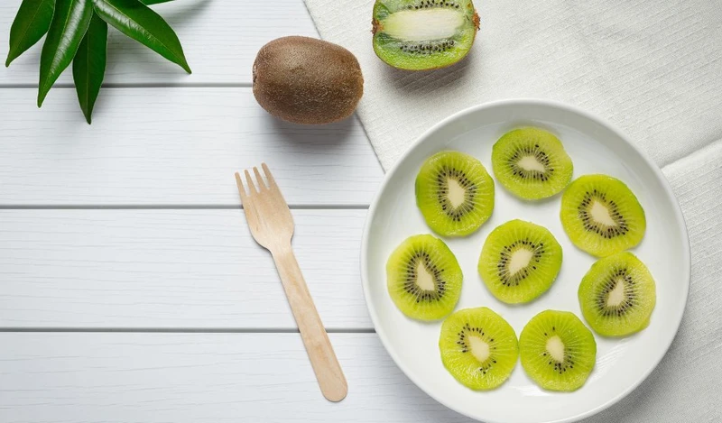 Kiwi giàu vitamin C và kali, giúp tăng miễn dịch và bù điện giải cho trẻ sau khi tiêm