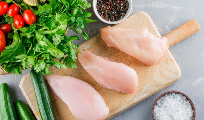 Thịt gà nạc giàu protein, dễ chế biến thành cháo hoặc súp, giúp trẻ nhanh hồi phục sau tiêm