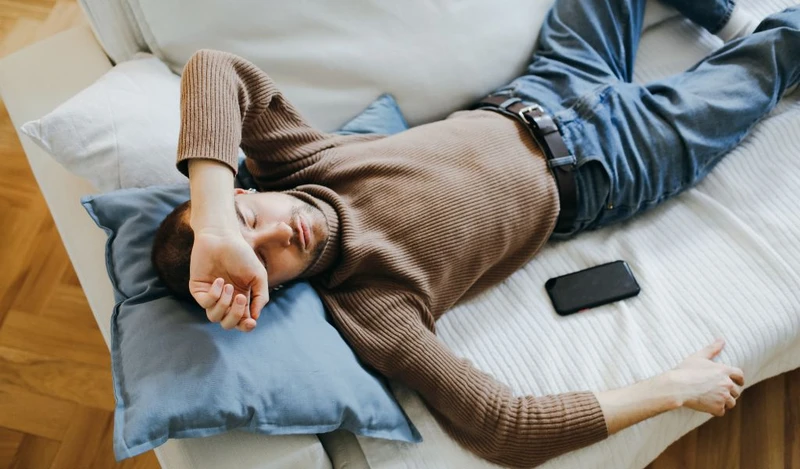 Rận mu hoạt động mạnh vào ban đêm khiến người bệnh ngứa ngáy, khó ngủ