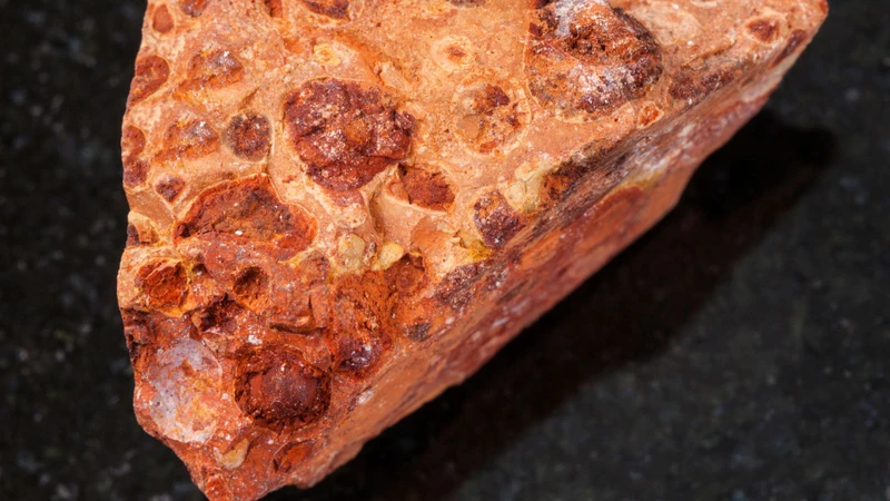Aluminium hydroxide (Al(OH)₃) là hợp chất vô cơ được sản xuất chủ yếu từ quặng bauxite qua các quy trình công nghiệp