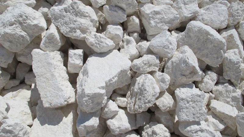Calcium Chloride có thể được sản xuất từ nhiều nguồn nguyên liệu khác nhau, trong đó phổ biến nhất là canxi cacbonat