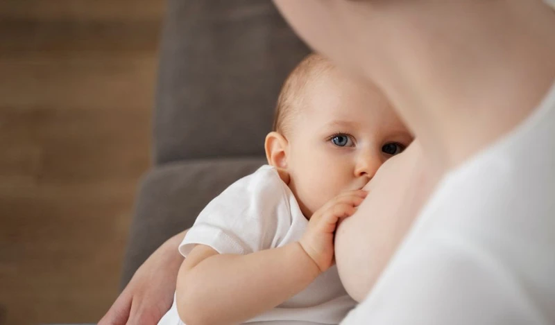 Thói quen bú của bé ảnh hưởng trực tiếp đến vòng kinh của mẹ