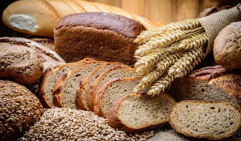 Ngũ cốc nguyên hạt giàu chất xơ hòa tan giúp giảm hấp thụ cholesterol dư thừa và tốt cho tim mạch