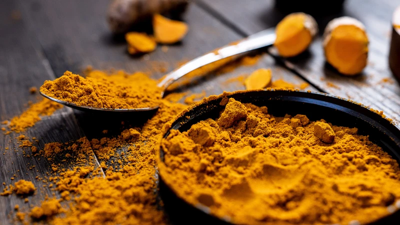 Curcumin trong nghệ: Kháng viêm tự nhiên, hỗ trợ giảm đau.