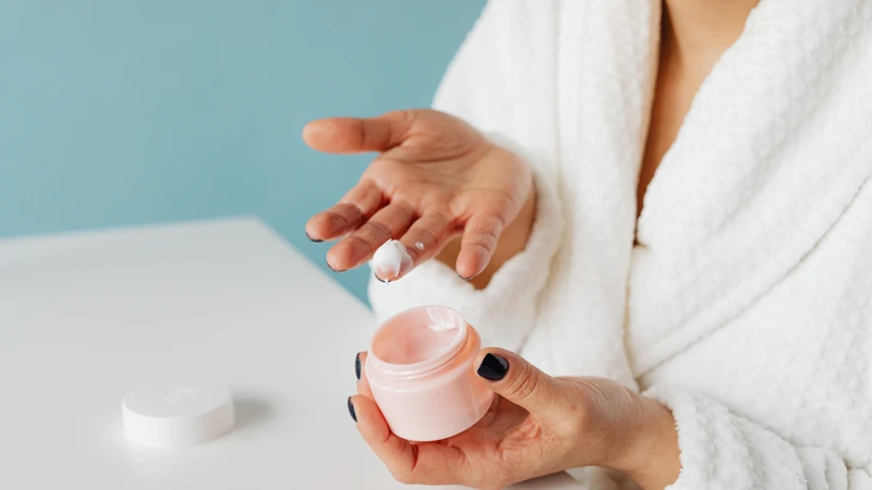 Dưỡng ẩm đúng cách có thể giảm đáng kể mức độ chàm tái phát