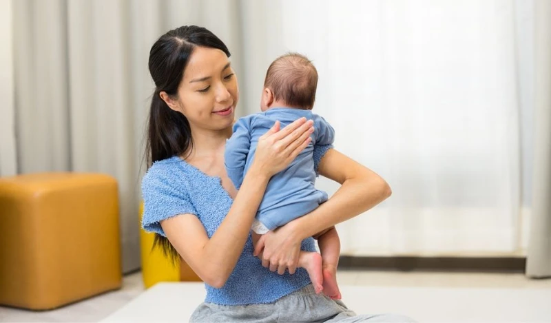Bế trẻ ở tư thế thẳng 20 - 30 phút sau khi bú, vỗ ợ hơi để giảm khí dư và tránh căng dạ dày