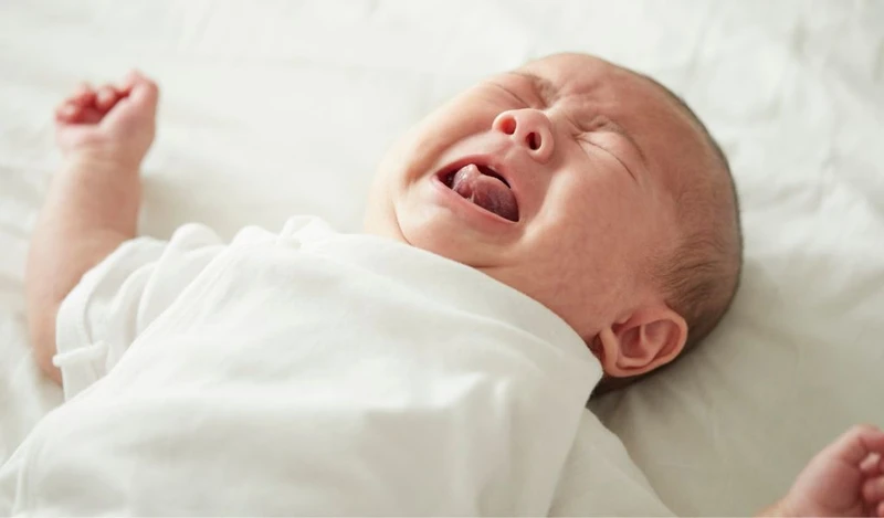 Trẻ quấy khóc dữ dội khi bú hoặc sau bú có thể là dấu hiệu cảnh báo, cần đưa trẻ đi khám ngay