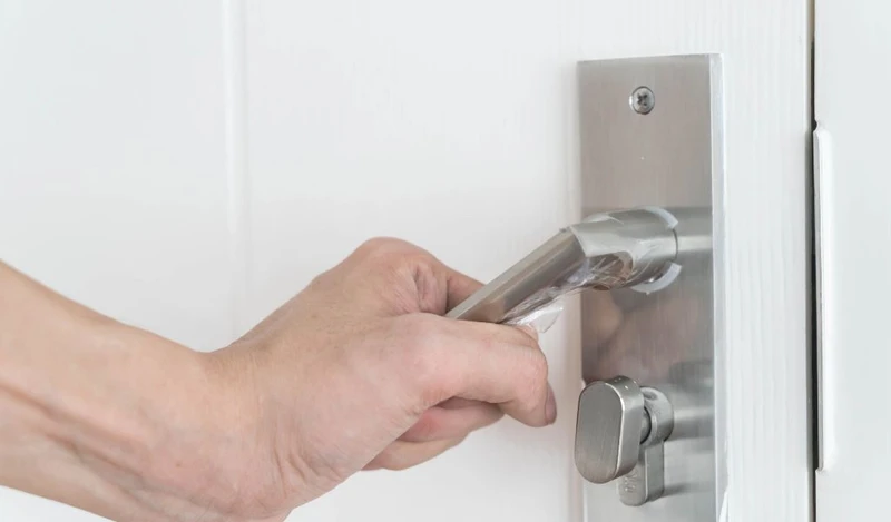 Virus cũng tồn tại trên tay nắm cửa và lây khi chạm vào rồi đưa tay lên mắt, mũi, miệng