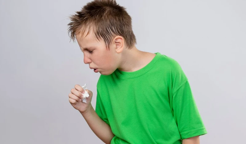 Các dấu hiệu phổ biến bao gồm sốt, ho, sổ mũi, nghẹt mũi, đau họng và khò khè