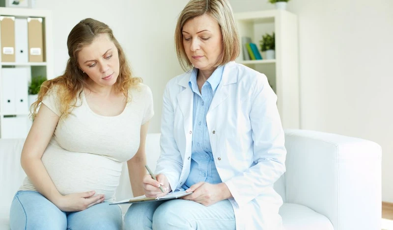 Tham khảo ý kiến bác sĩ trước khi quyết định có nên nặn sữa non khi mang thai hay không